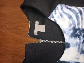 Vestido Negro con Estampado Multicolor