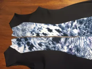 Vestido Negro con Estampado Multicolor