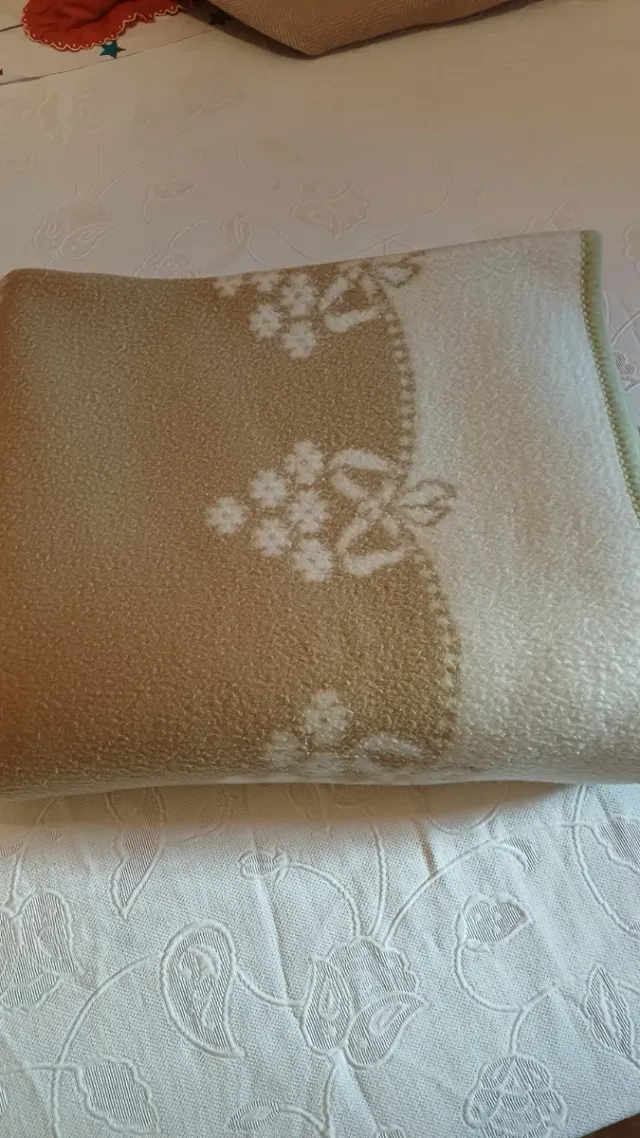 Manta de forro polar beige y blanco