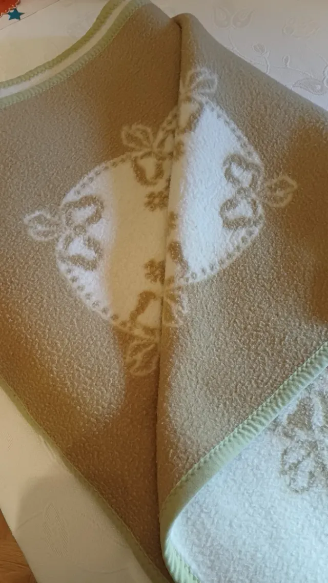 Manta de forro polar beige y blanco