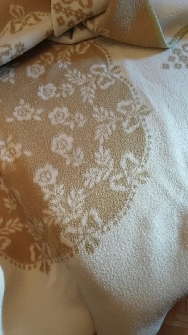 Manta de forro polar beige y blanco