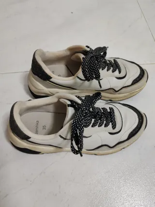 Tenis Bershka beige y negro con plataforma