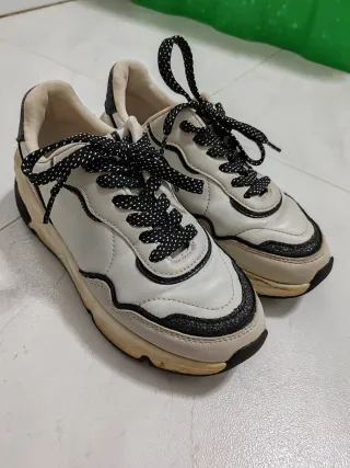 Tenis Bershka beige y negro con plataforma