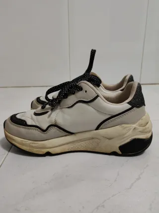 Tenis Bershka beige y negro con plataforma