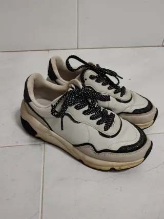 Tenis Bershka beige y negro con plataforma