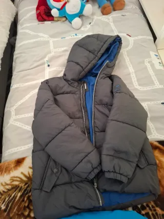 Lote ropa. Abrigos niño 6-7 años (2 unidades).