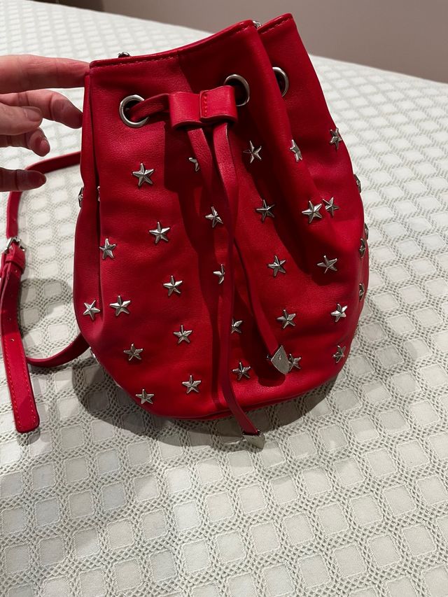 Bolso de piel rojo con estrellas