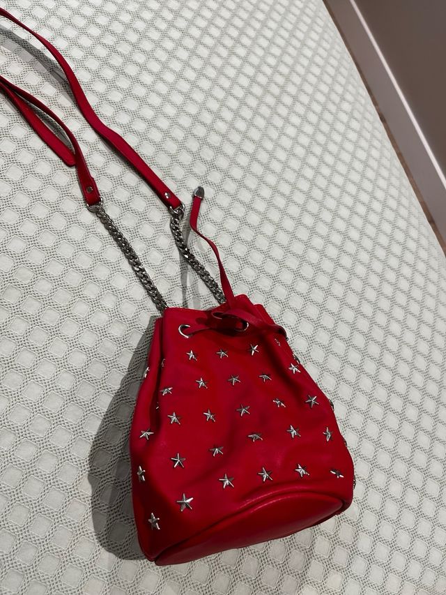 Bolso de piel rojo con estrellas