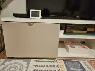 Mueble TV blanco y rosa