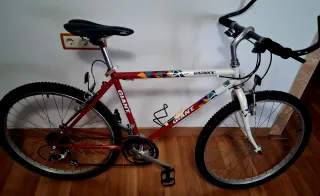 Bicicleta Giant Coldrock Roja y Blanca