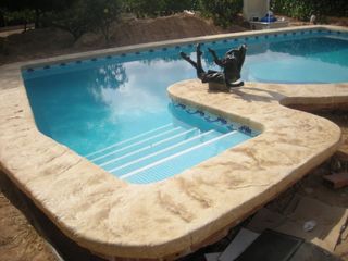 Piscina de obra con borde de piedra