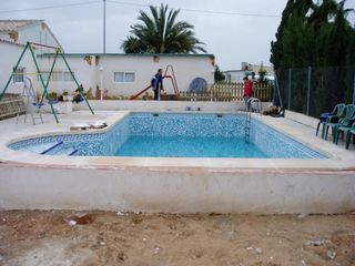 Piscina de obra con borde de piedra