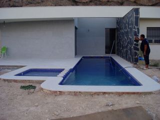 Piscina de obra con borde de piedra