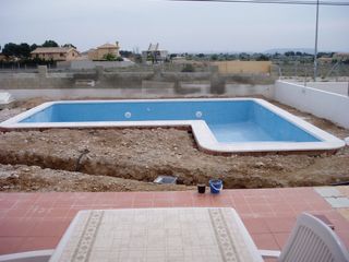 Piscina de obra con borde de piedra