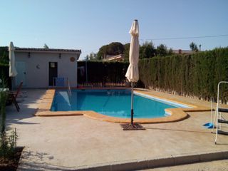 Piscina de obra con borde de piedra