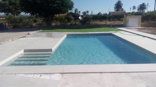 Piscina de obra con borde de piedra