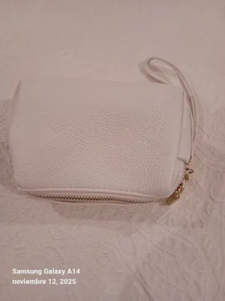 Cartera blanca con correa de mano