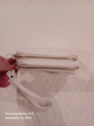Cartera blanca con correa de mano