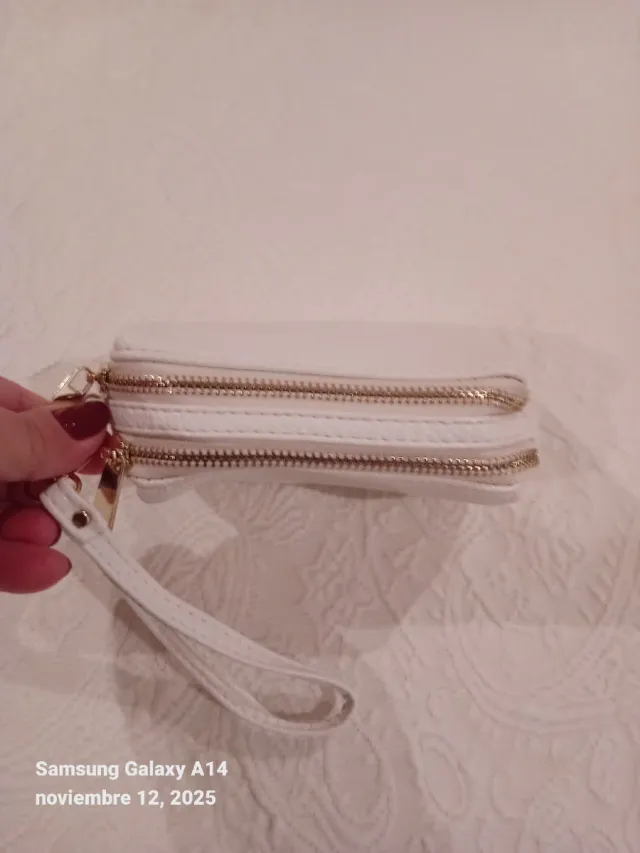 Cartera blanca con correa de mano