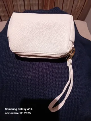 Cartera blanca con correa de mano