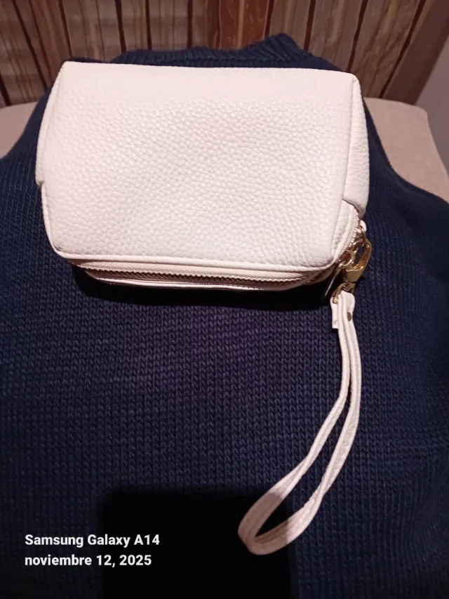 Cartera blanca con correa de mano