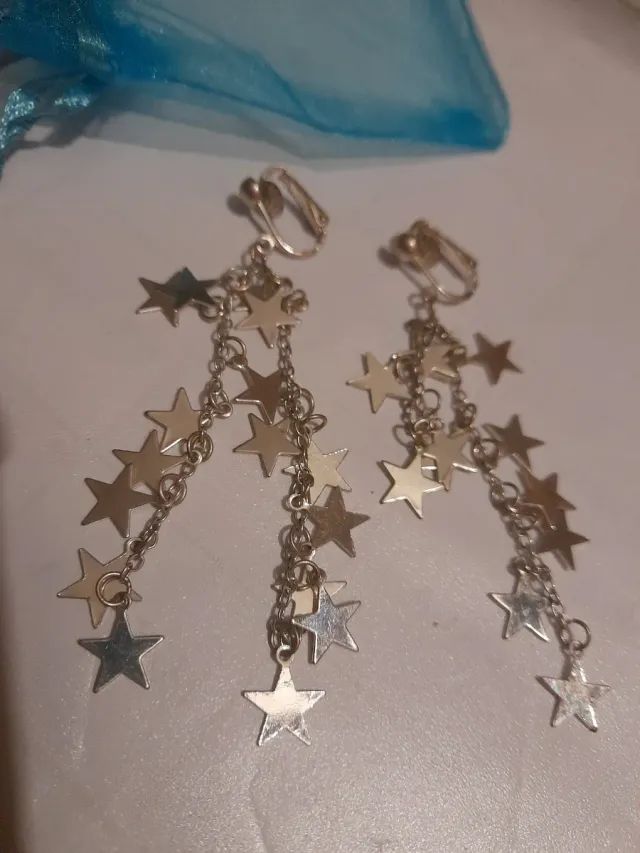 Pendientes largos con estrellas plateadas