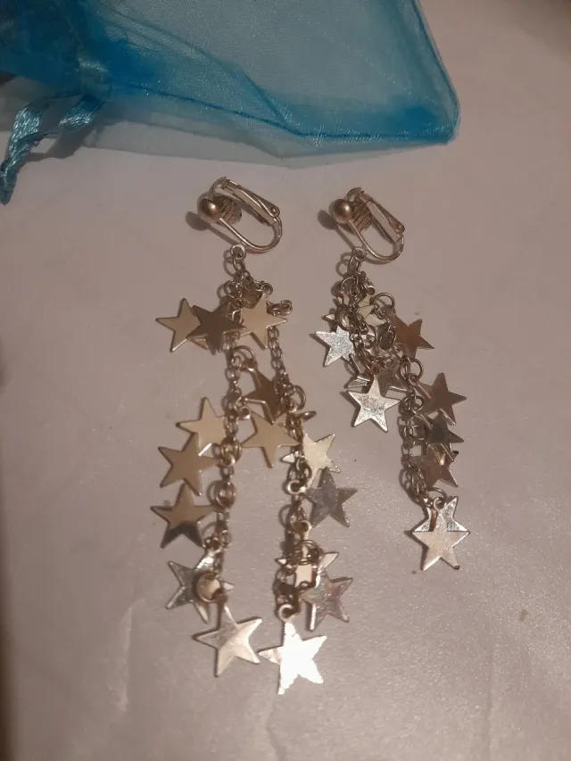 Pendientes largos con estrellas plateadas