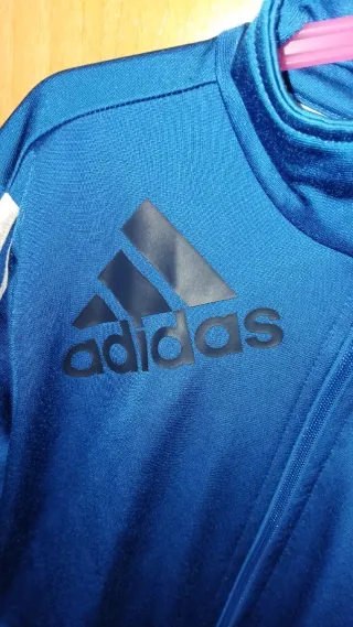 Sudadera Adidas azul con rayas blancas