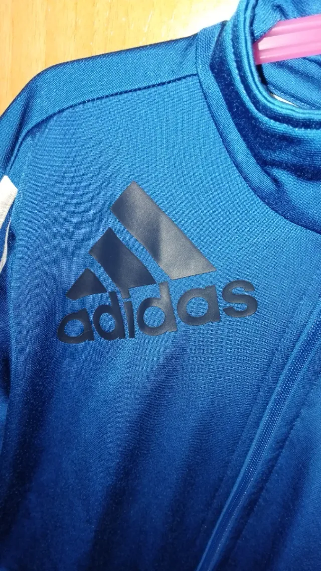 Sudadera Adidas azul con rayas blancas