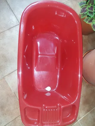 Bañera de plástico duro roja