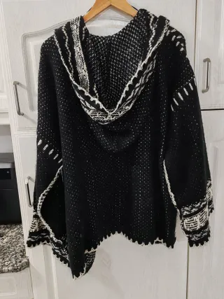 Chaqueta oversize Pull&Bear negra y blanca punto