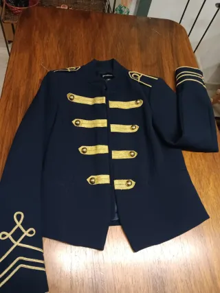 Chaqueta Stradivarius azul con detalles dorados T.