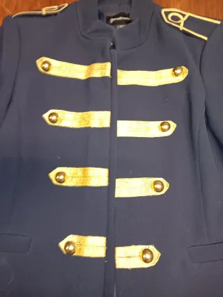 Chaqueta Stradivarius azul con detalles dorados T.