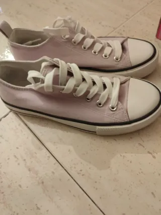 Zapatillas lila Converse estilo