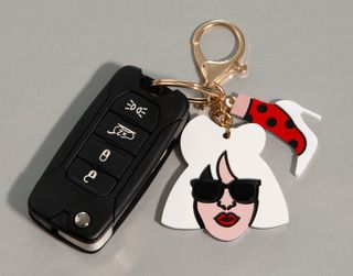 Portachiavi donna cappelli chiari con tacco e pois