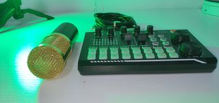 Micrófono y Mesa de Sonido