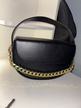 Bolso negro con cadena dorada