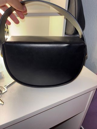 Bolso negro con cadena dorada