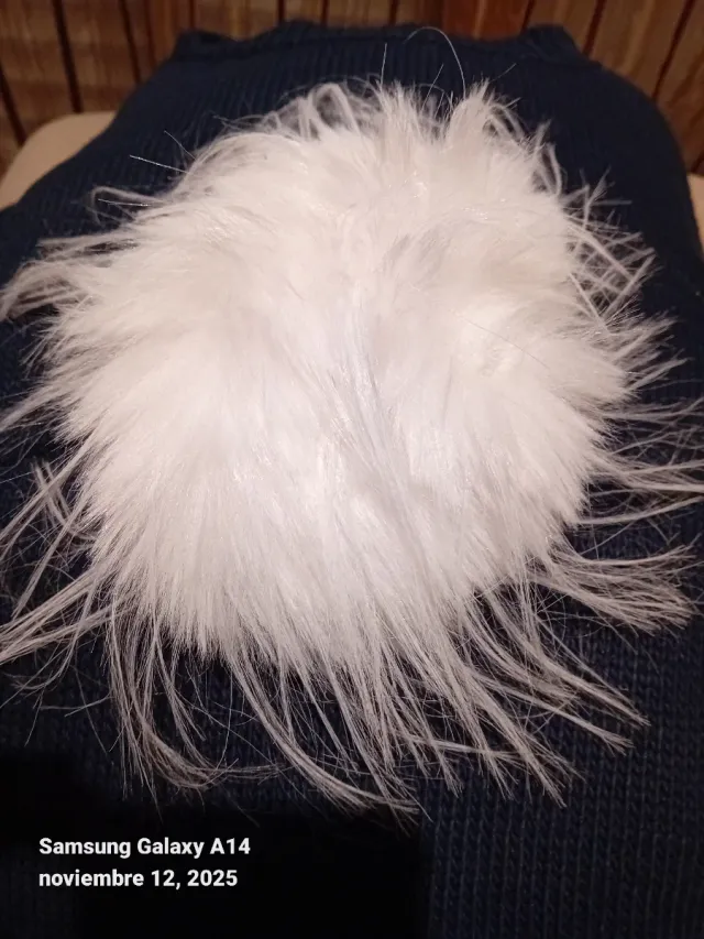 Pompón de solapa blanco