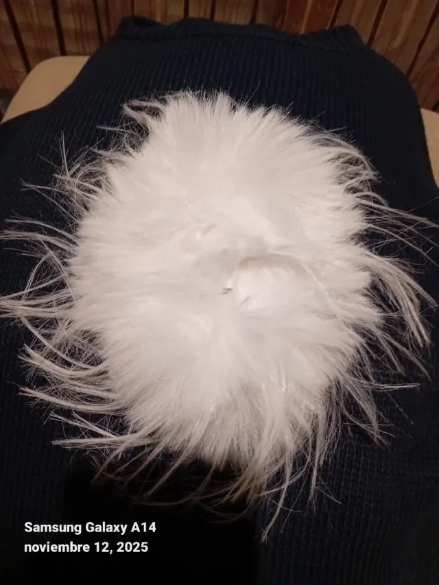 Pompón de solapa blanco