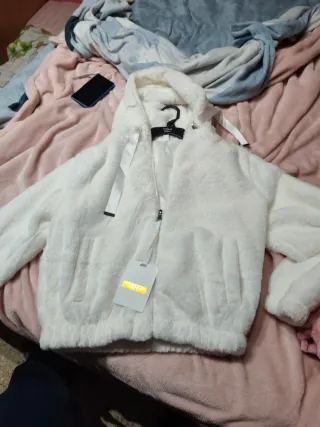 Cazadora pelo blanco capucha
