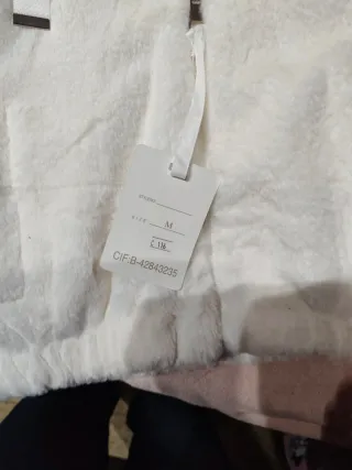 Cazadora pelo blanco capucha