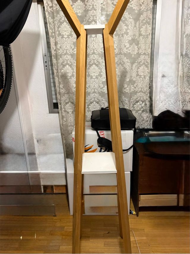 Appendiabiti in legno bianco e marrone