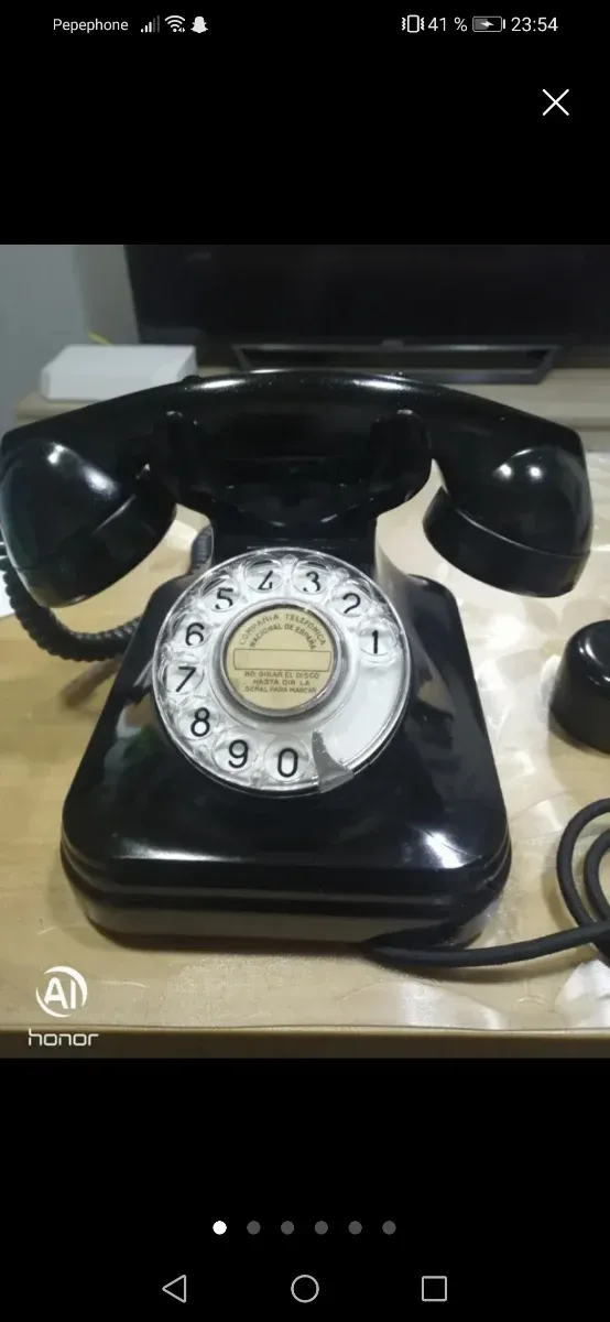 Antico telefono nero in bakelite di Telefónica