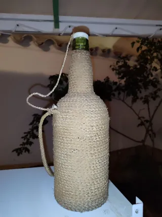 Botella forrada de esparto con asa
