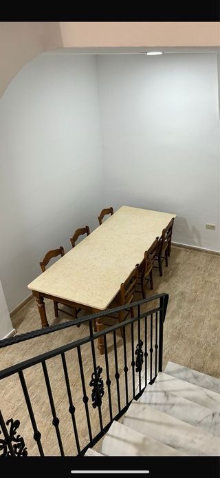 Mesa de madera sin sillas