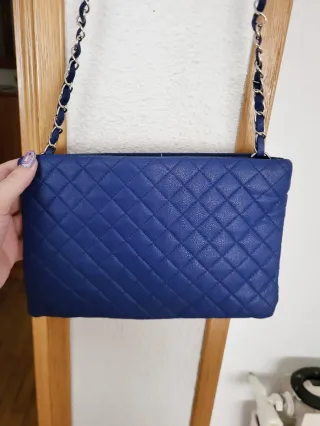 Bolso azul acolchado con cadena