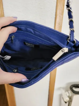 Bolso azul acolchado con cadena