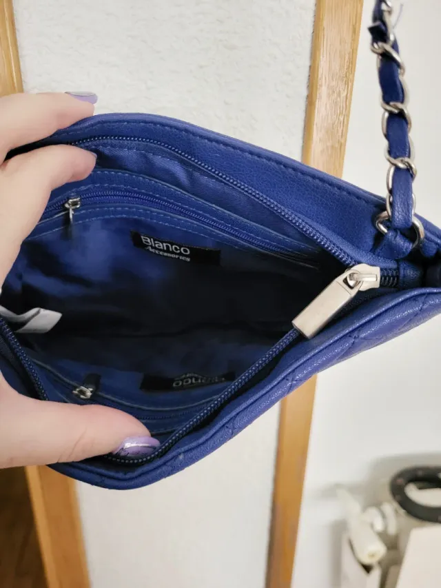 Bolso azul acolchado con cadena