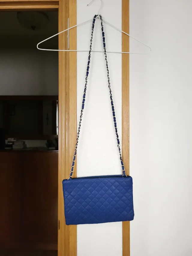 Bolso azul acolchado con cadena